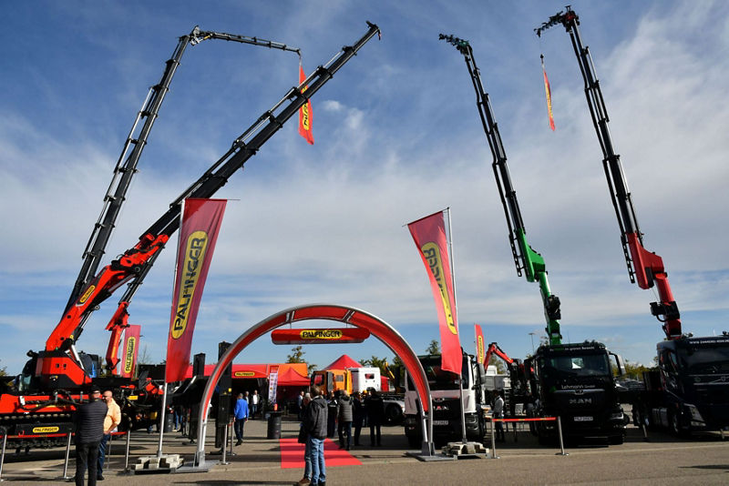 Rote Krane unter blauem Himmel